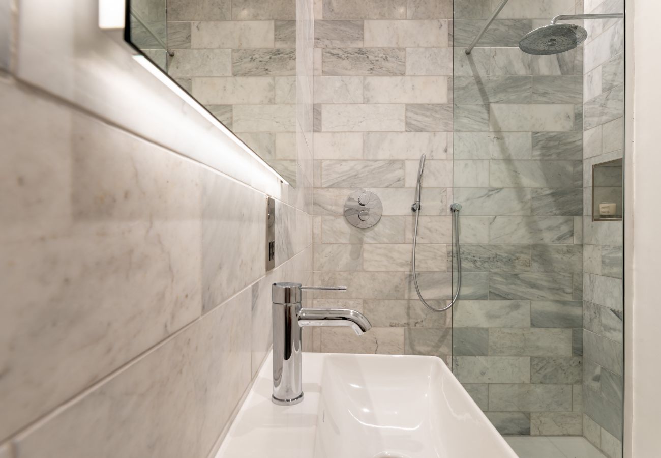 Marble-tiled bathroom with premium ceramics in the Exeter Cathedral View apartment