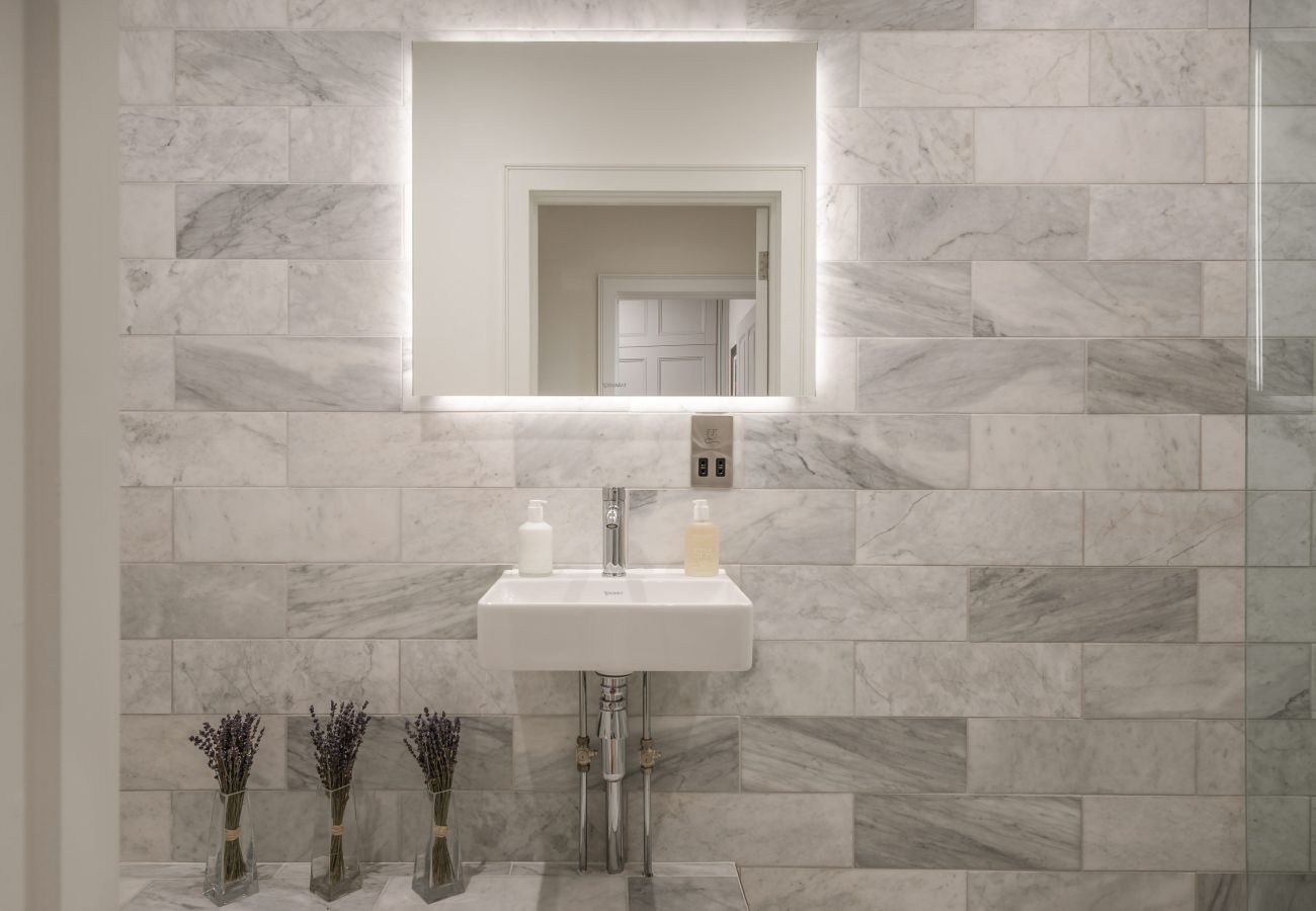 Marble-tiled bathroom with premium ceramics in the Exeter Cathedral View apartment