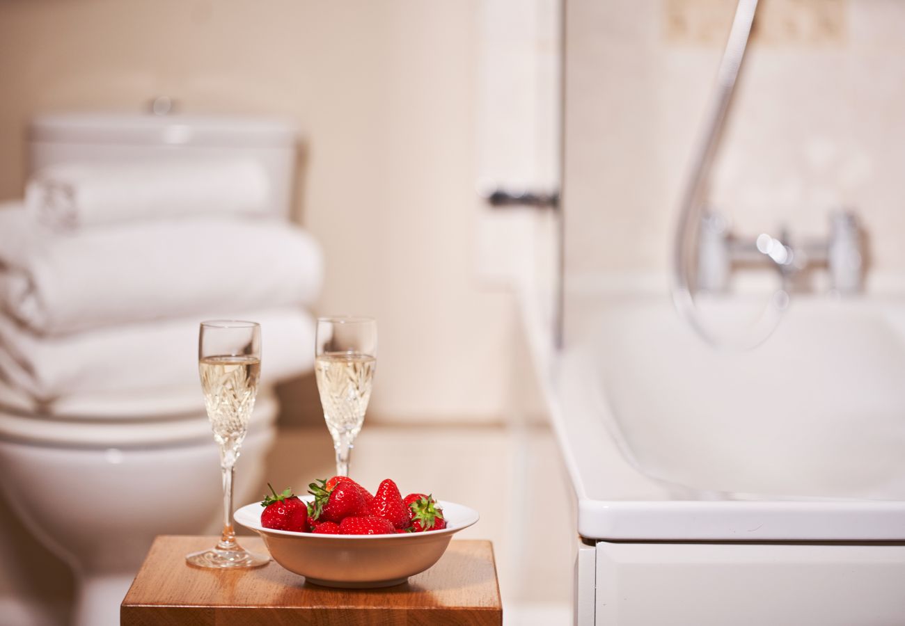 Apartment in Lower Ashton - Swallows End – Romantic Dartmoor Retreat with Hot Tub & Indoor Pool