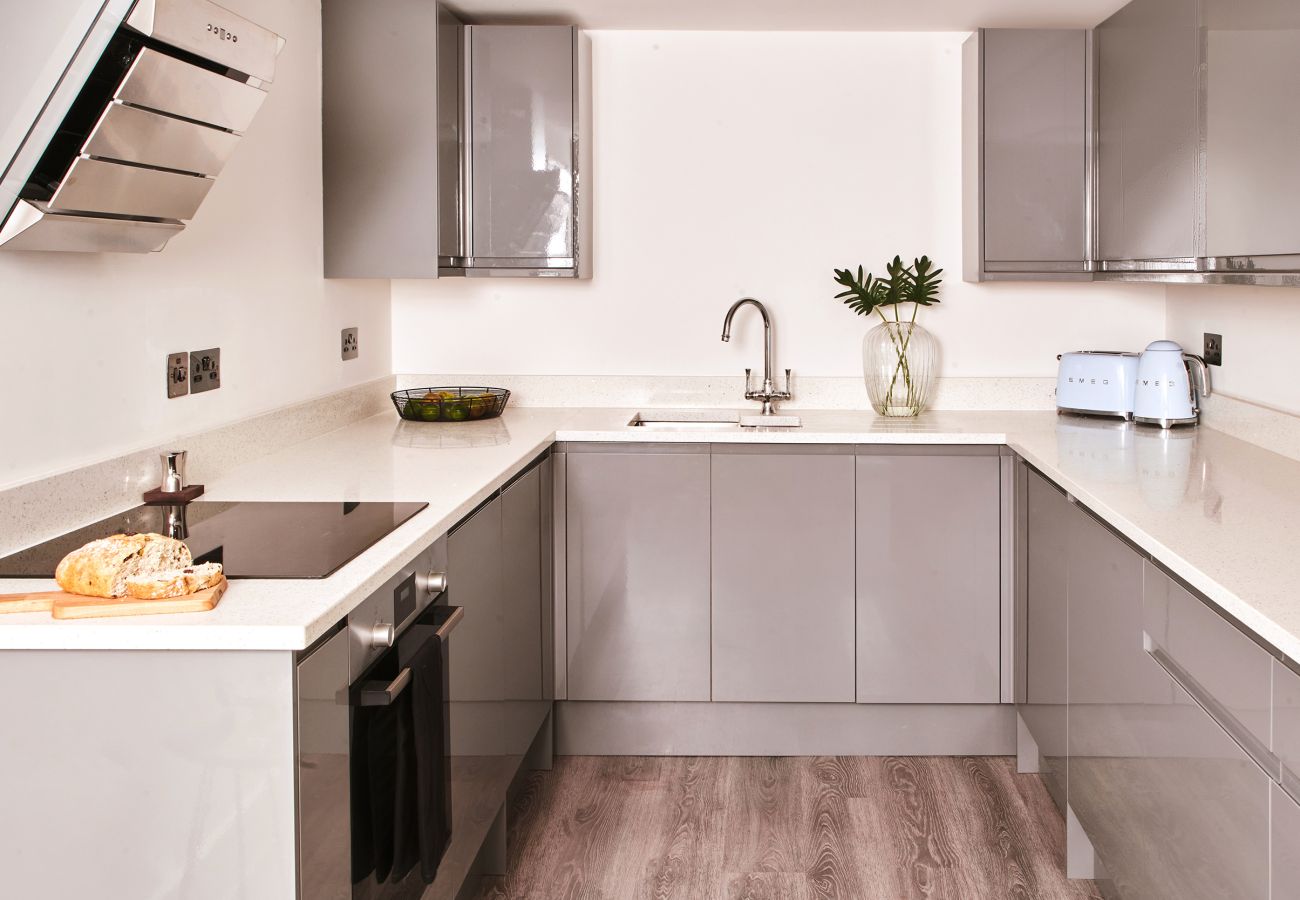 Fresh Escapes - The Moorings - Sleeps 4 - Hot Tub - Torquay 