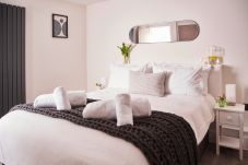 Apartment in Torquay - The Moorings - On Harbour with hot tub