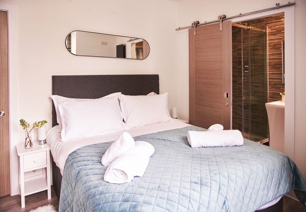 Second double bedroom in harbour-side apartment