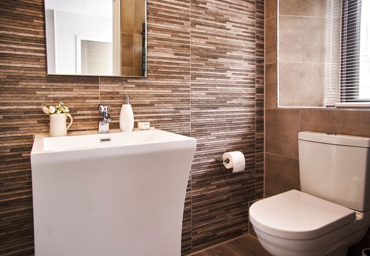 Modern en-suite shower room in Torquay apartment