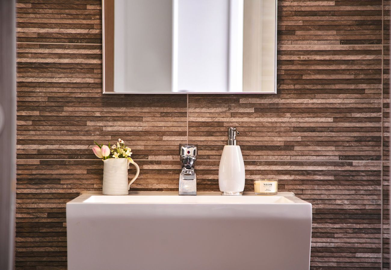 Modern en-suite shower room in Torquay apartment