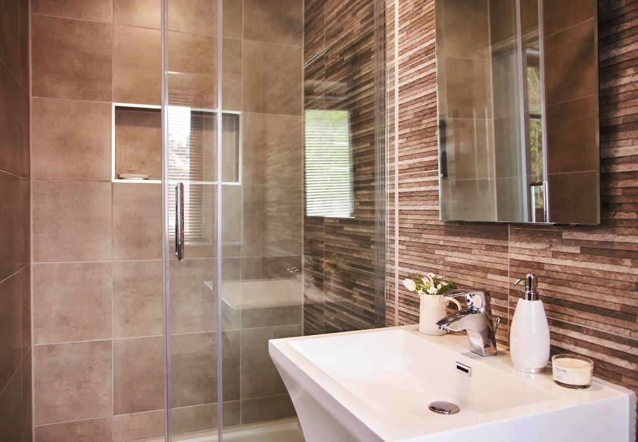 Modern en-suite shower room in Torquay apartment