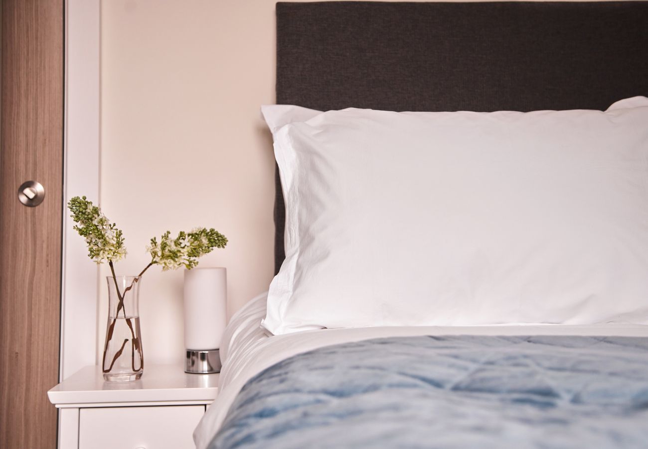 Second double bedroom in harbour-side apartment