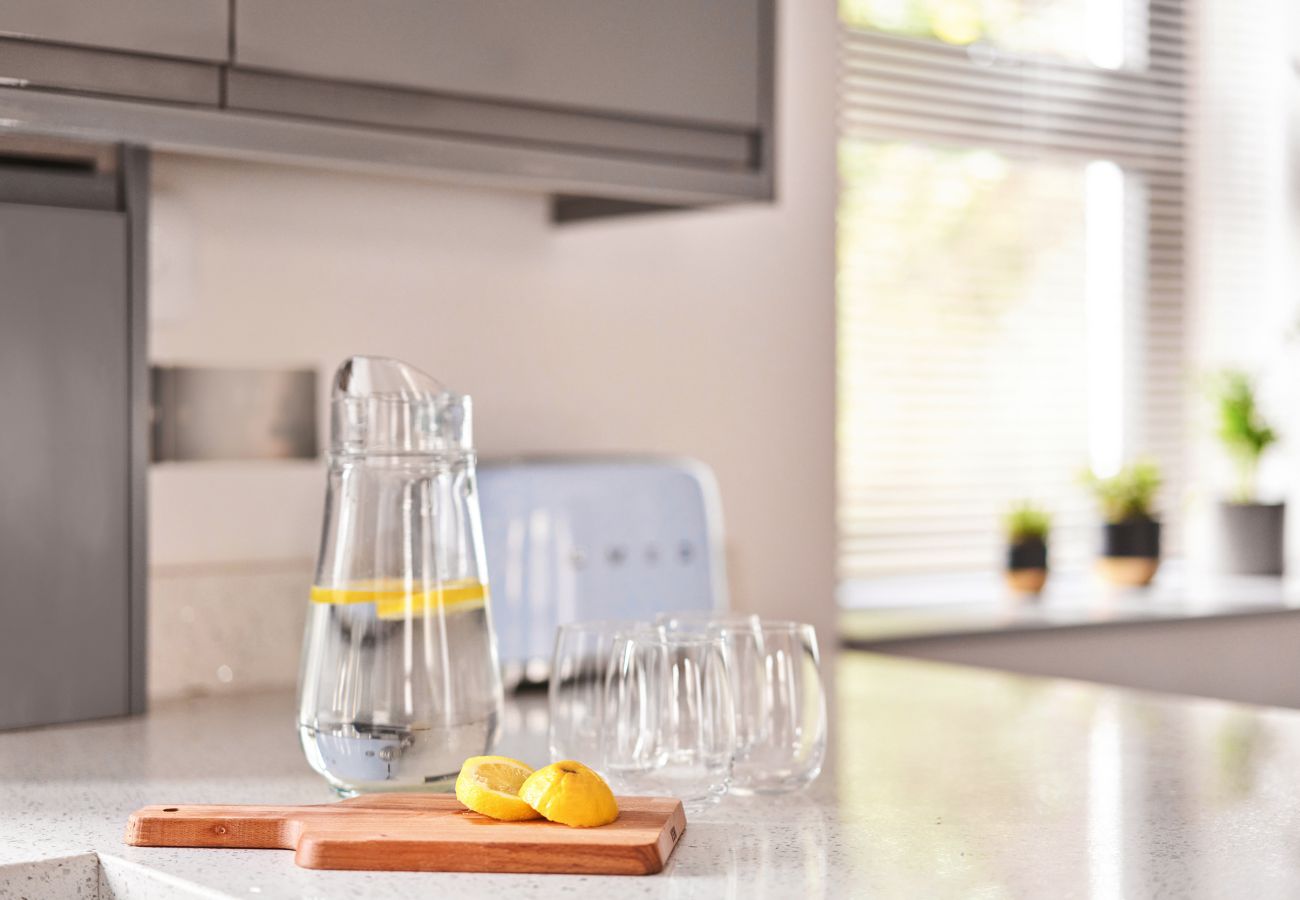 Apartment in Torquay - Harbour Breeze – Chic Harbourfront Apartment with Hot Tub & Sea Views