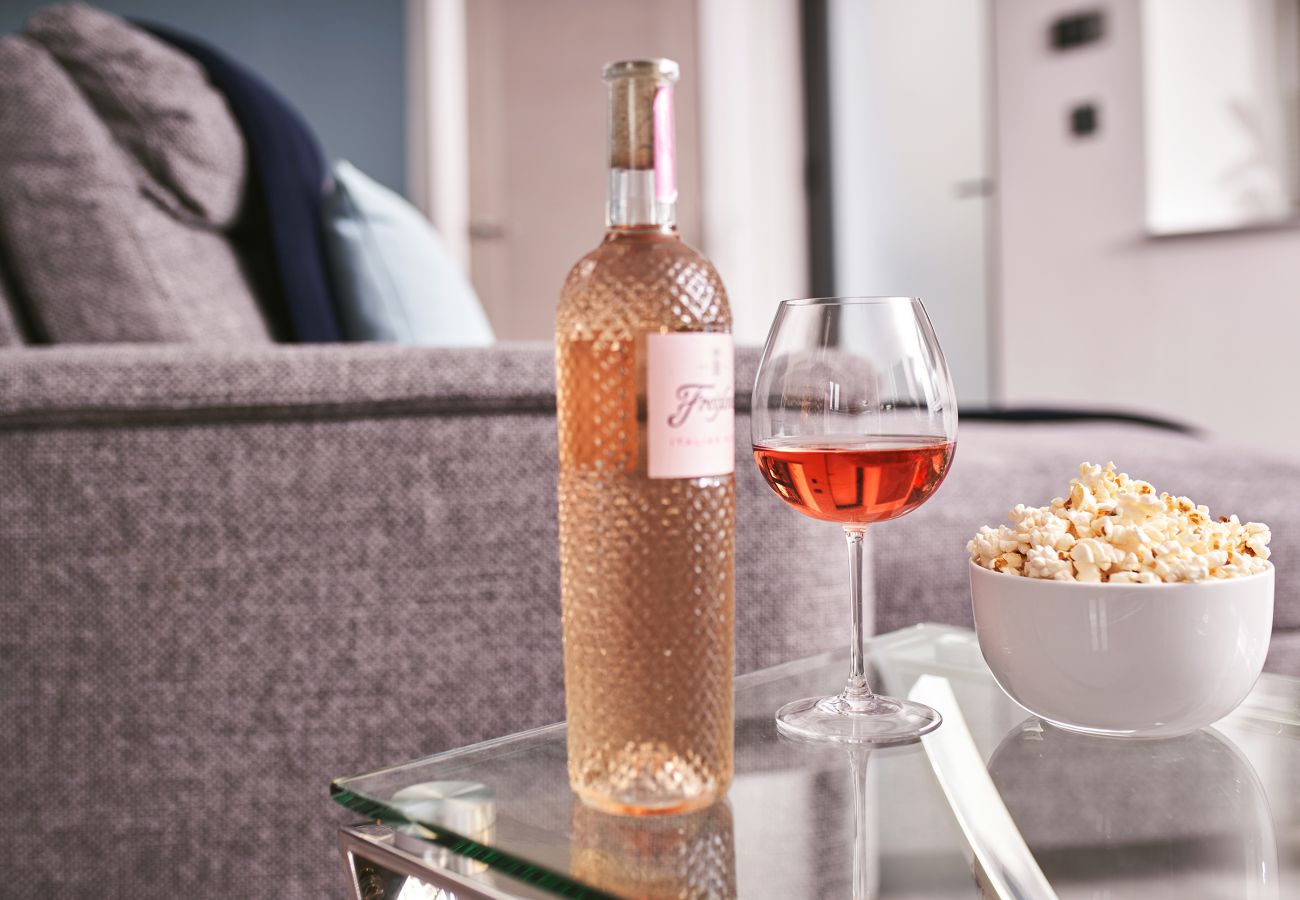 Apartment in Torquay - Harbour Breeze – Chic Harbourfront Apartment with Hot Tub & Sea Views