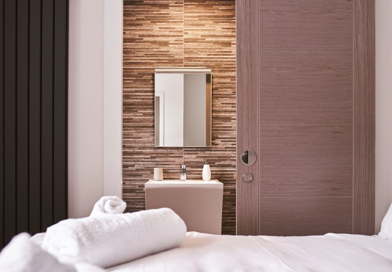 Modern en-suite shower room in Torquay apartment