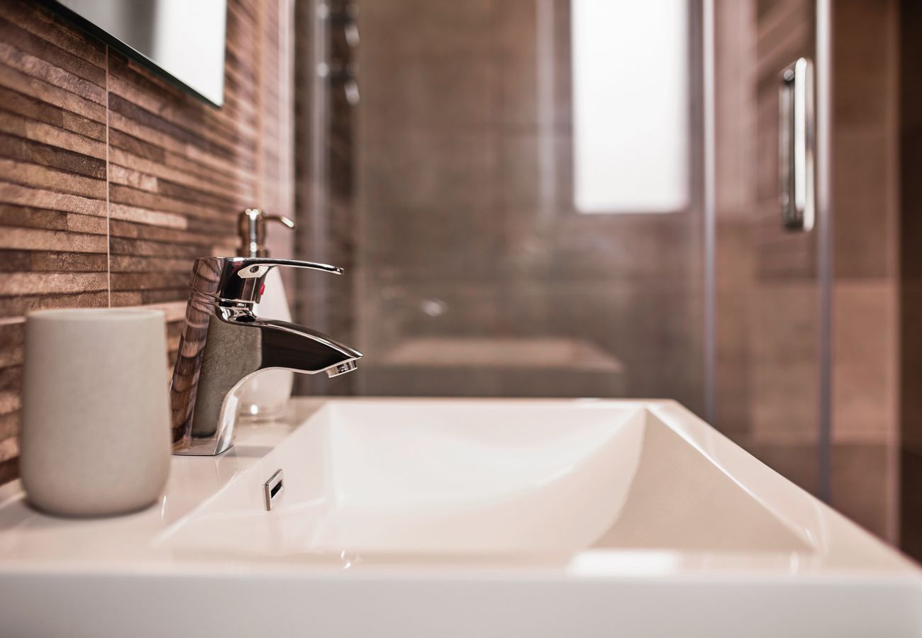Modern en-suite shower room in Torquay apartment