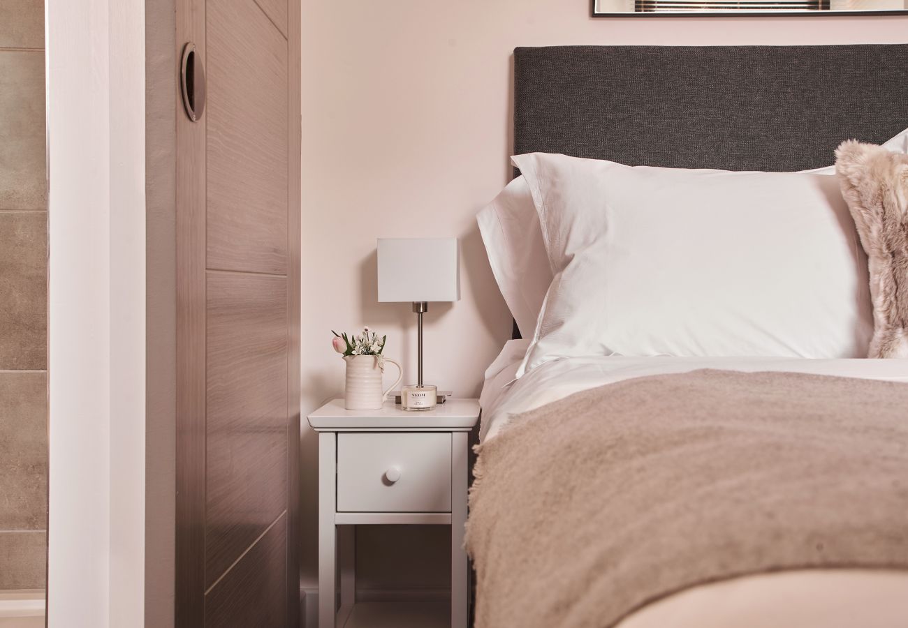 Second double bedroom in harbour-side apartment