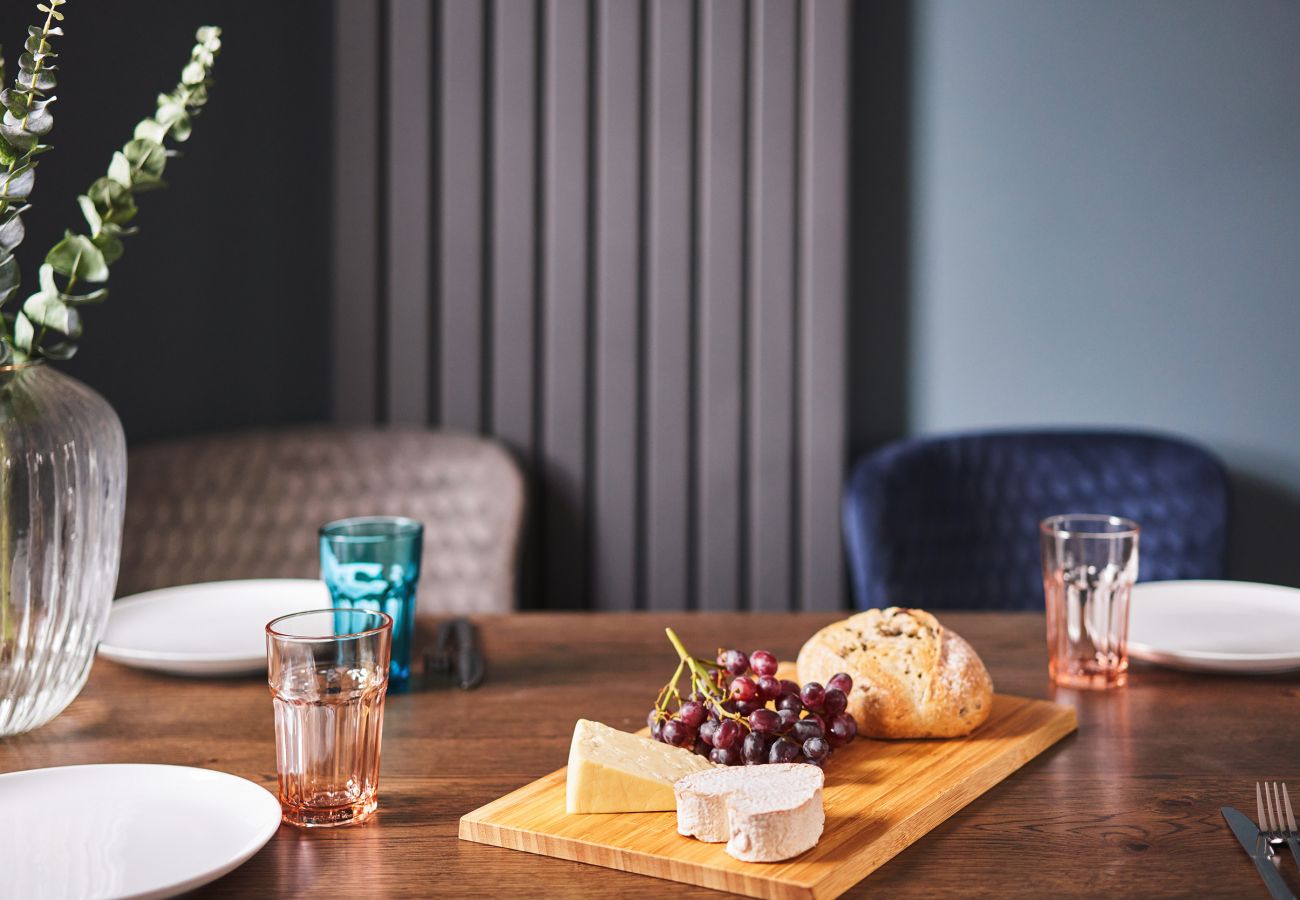 Apartment in Torquay - Harbour Breeze – Chic Harbourfront Apartment with Hot Tub & Sea Views