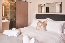 Apartment in Torquay - Harbour Breeze - on Harbour with hot tub