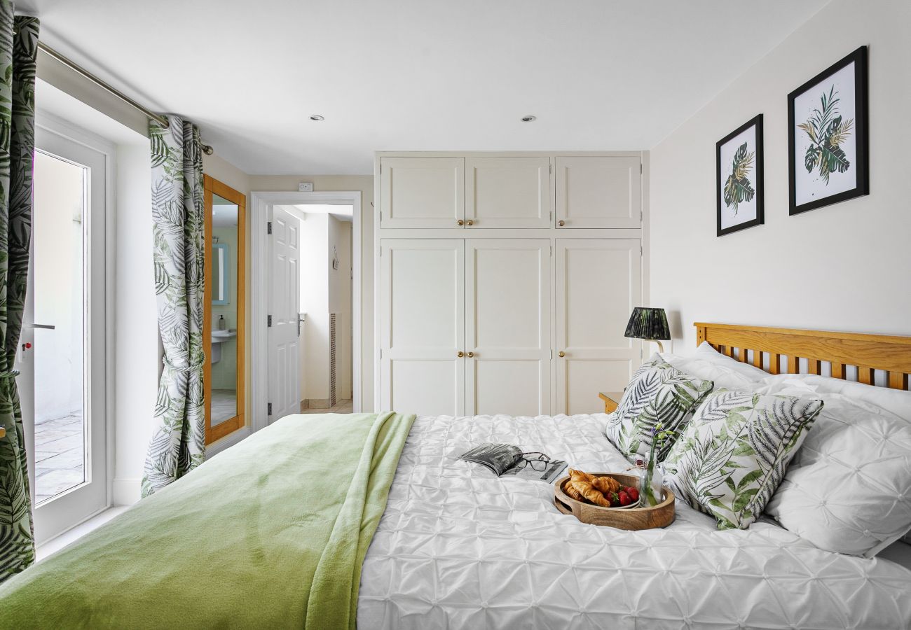 Fresh Escapes - Sovereign House - 2 Bed Apartment - Torquay Fresh Escapes - Sovereign House - 2 Bed Apartment - Torquay