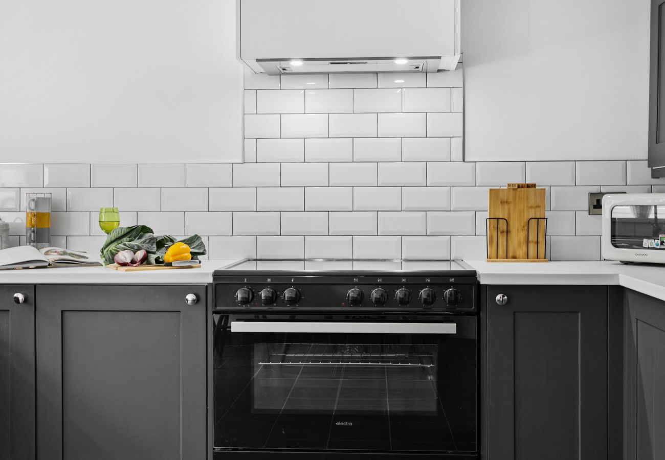Fully equipped kitchen and dining area in Coombe Bank holiday apartment