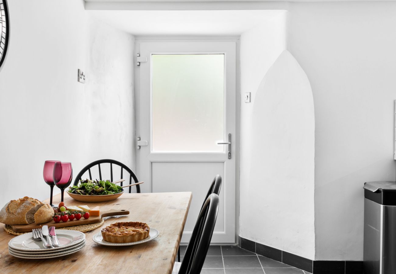 Fresh Escapes - Coombe Bank, Teignmouth, Sleeps 4 