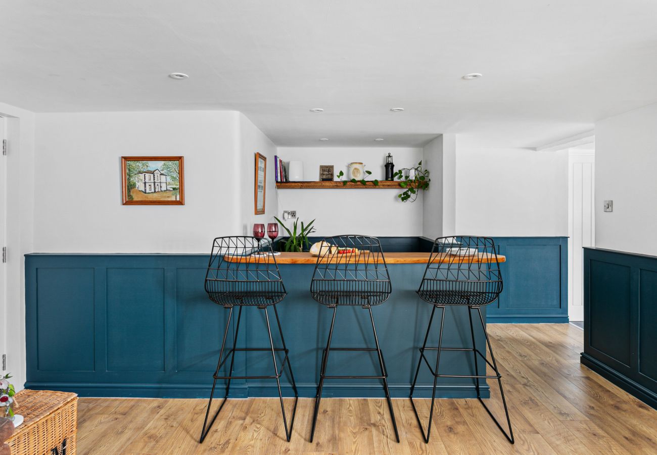 Fully equipped kitchen and dining area in Coombe Bank holiday apartment