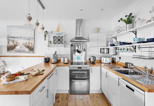 House in Torquay - The Boathouse - Panoramic Sea View Retreat, near Town, Marina & Beach and Parking House in Torquay - The Boathouse - Panoramic Sea View Retreat, near Town, Marina & Beach and Parking