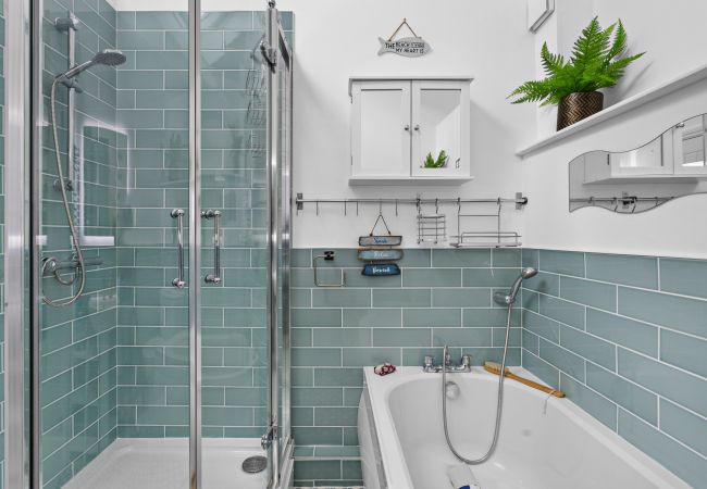 House in Torquay - The Boathouse - Panoramic Sea View Retreat, near Town, Marina & Beach and Parking House in Torquay - The Boathouse - Panoramic Sea View Retreat, near Town, Marina & Beach and Parking
