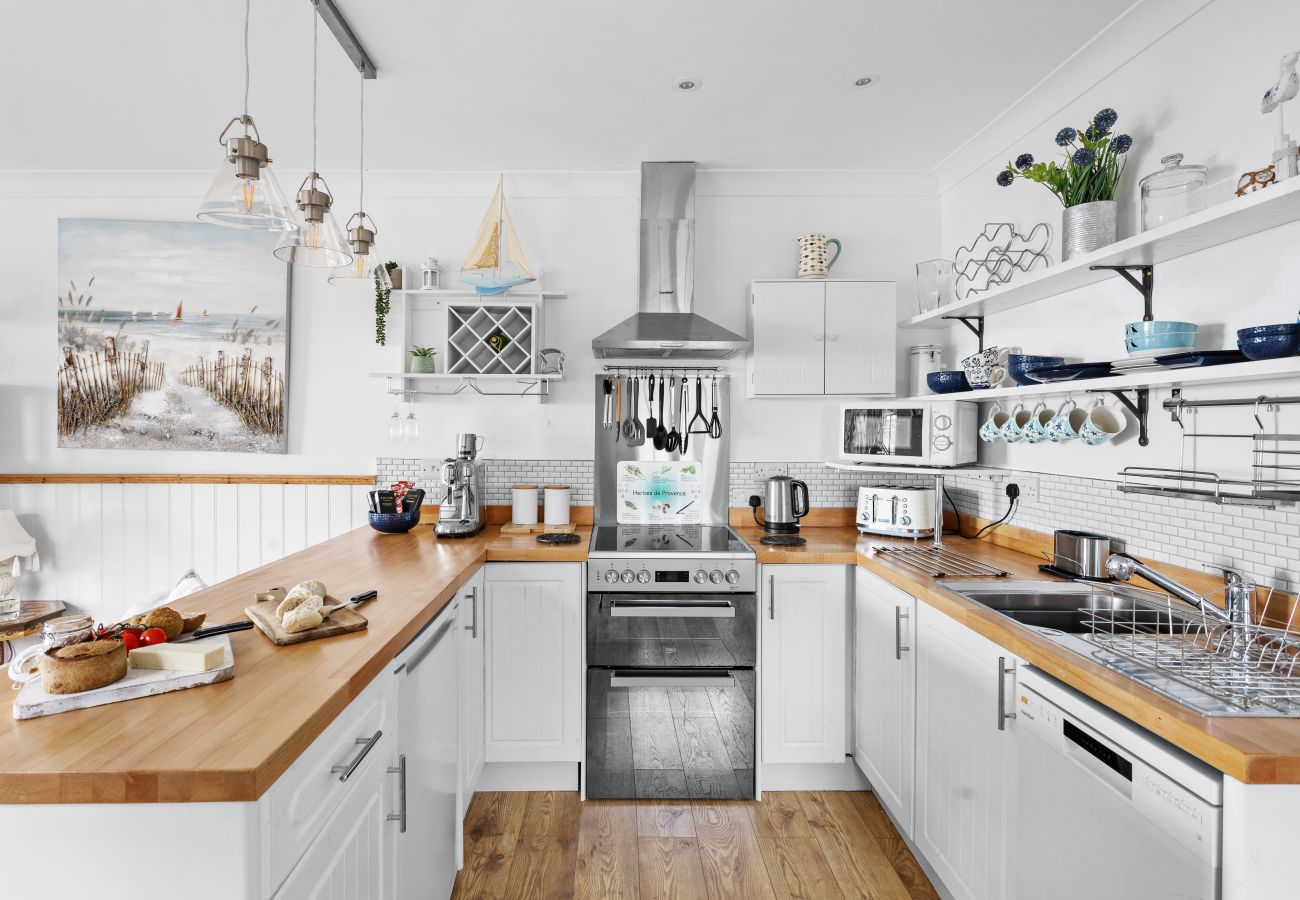 House in Torquay - The Boathouse - Panoramic Sea View Retreat, near Town, Marina & Beach and Parking House in Torquay - The Boathouse - Panoramic Sea View Retreat, near Town, Marina & Beach and Parking