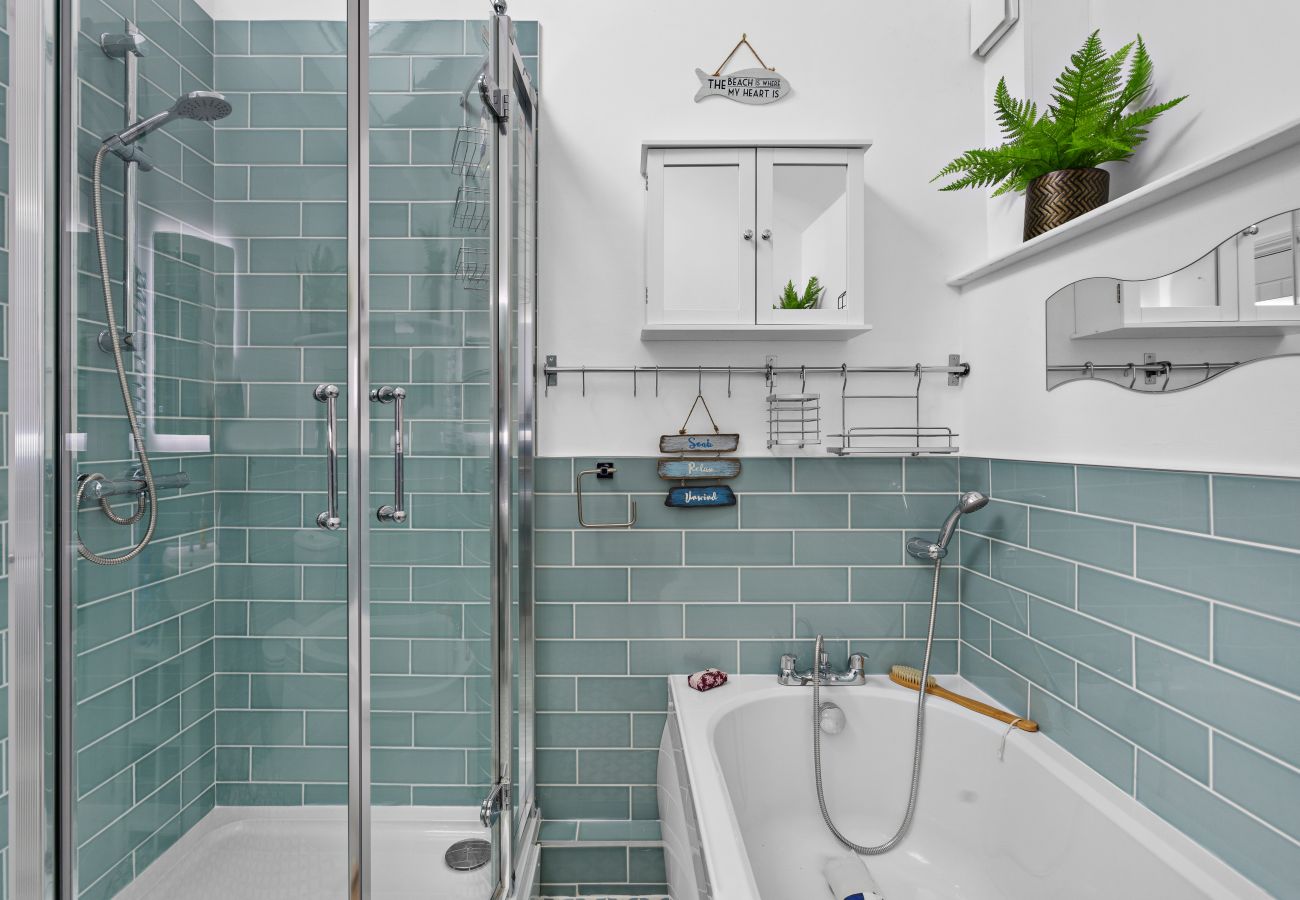 House in Torquay - The Boathouse - Panoramic Sea View Retreat, near Town, Marina & Beach and Parking House in Torquay - The Boathouse - Panoramic Sea View Retreat, near Town, Marina & Beach and Parking