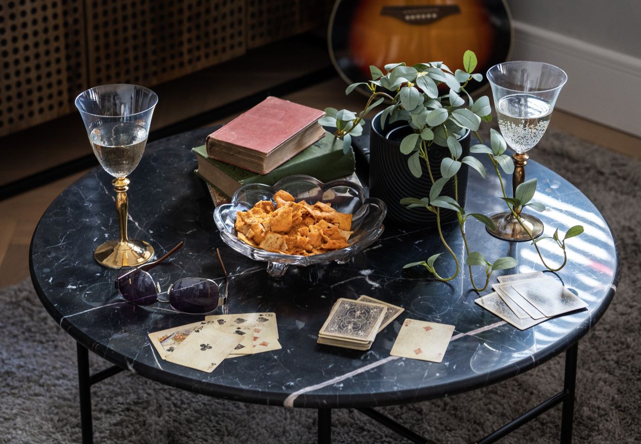 Fresh Escapes - Exeter City Centre Apartment, Cathedral Yard Sleeps 4 