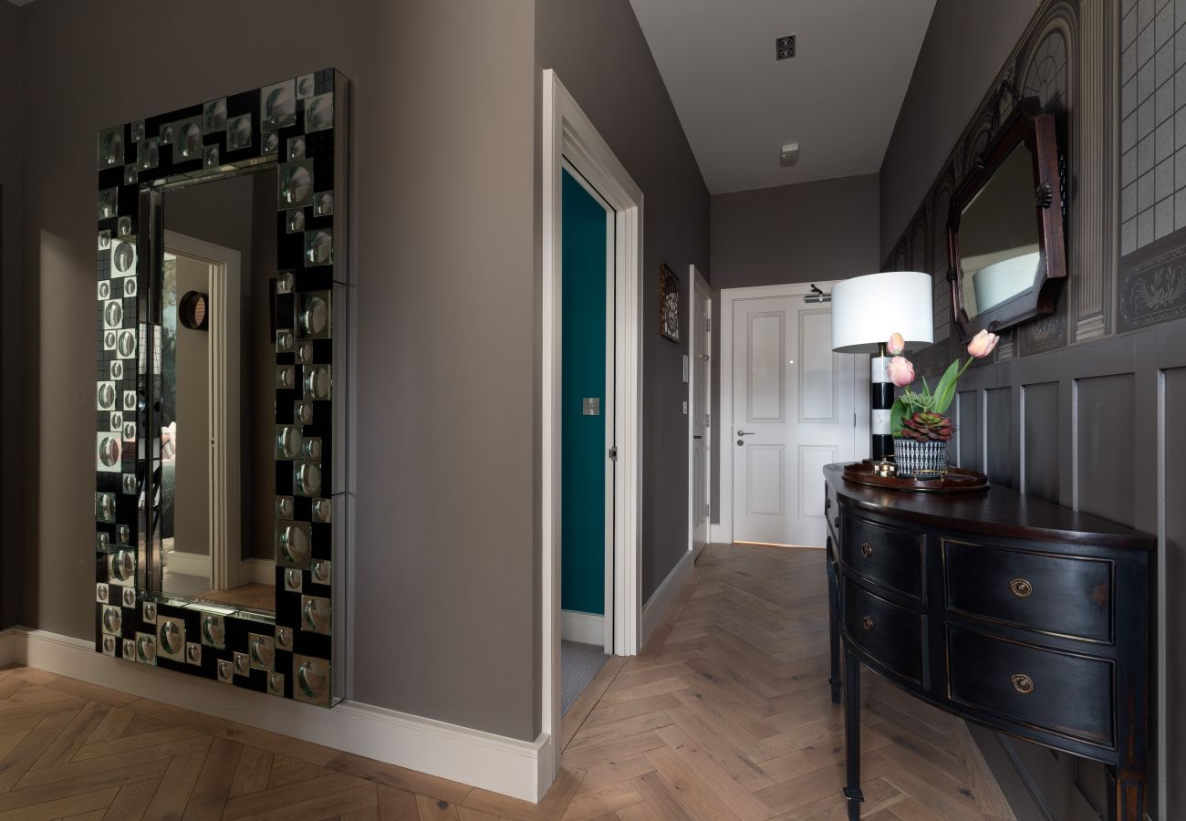 Art Deco Hallway in Exeter apartment