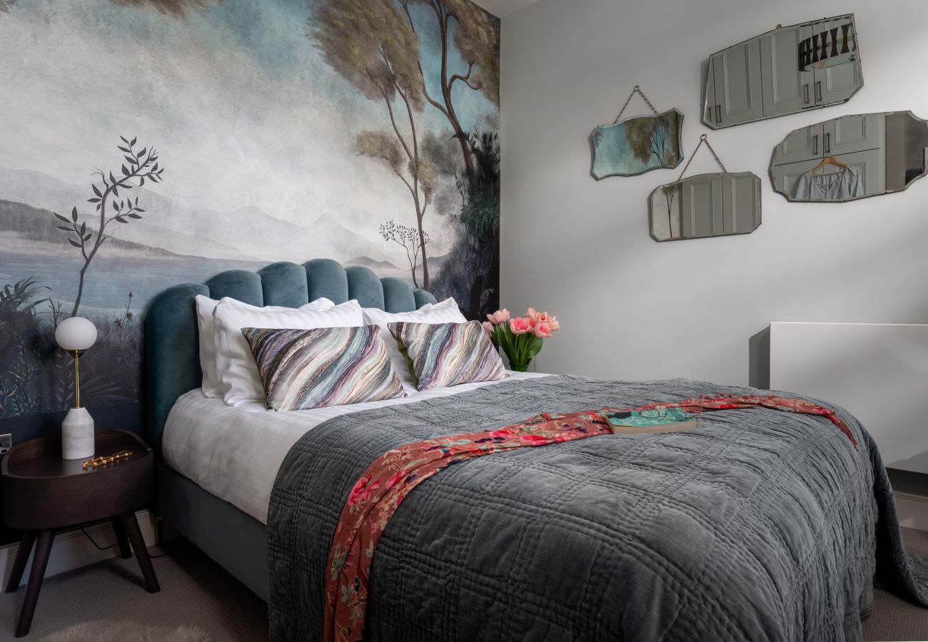 Super king zip-link bedroom in Cathedral Yard apartment