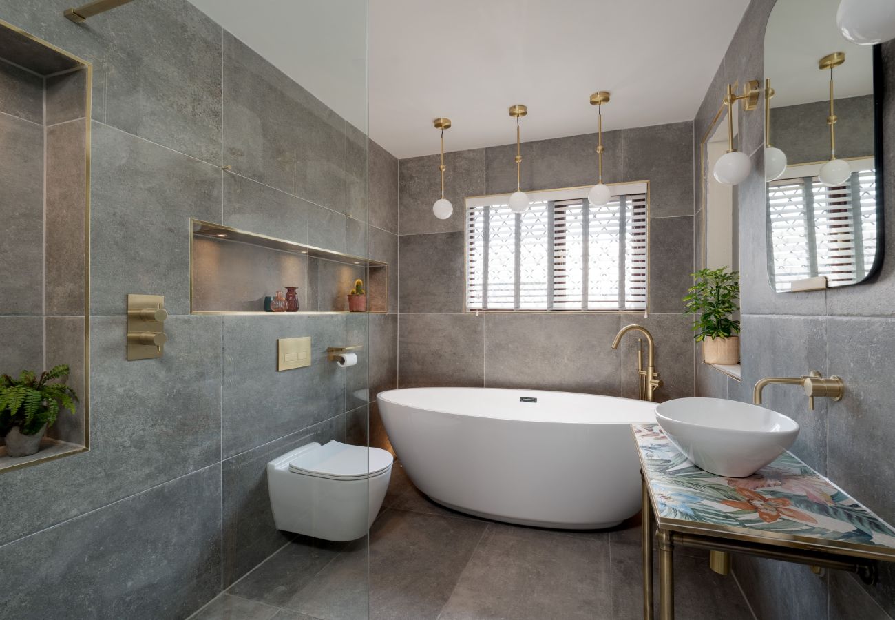 House in Paignton - The Spinney - Large home with hot tub, gym, amazing sea views