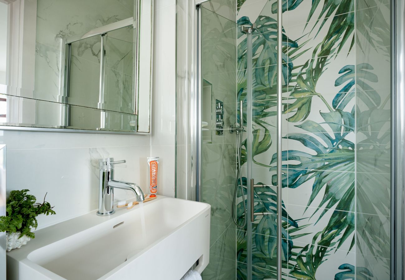 House in Paignton - The Spinney - Large home with hot tub, gym, amazing sea views