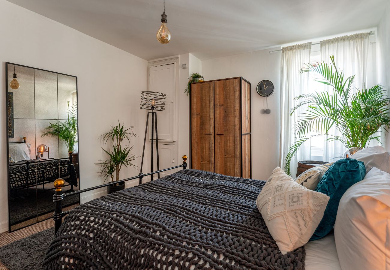 King-size bedroom in The Crab Shack apartment, Teignmouth