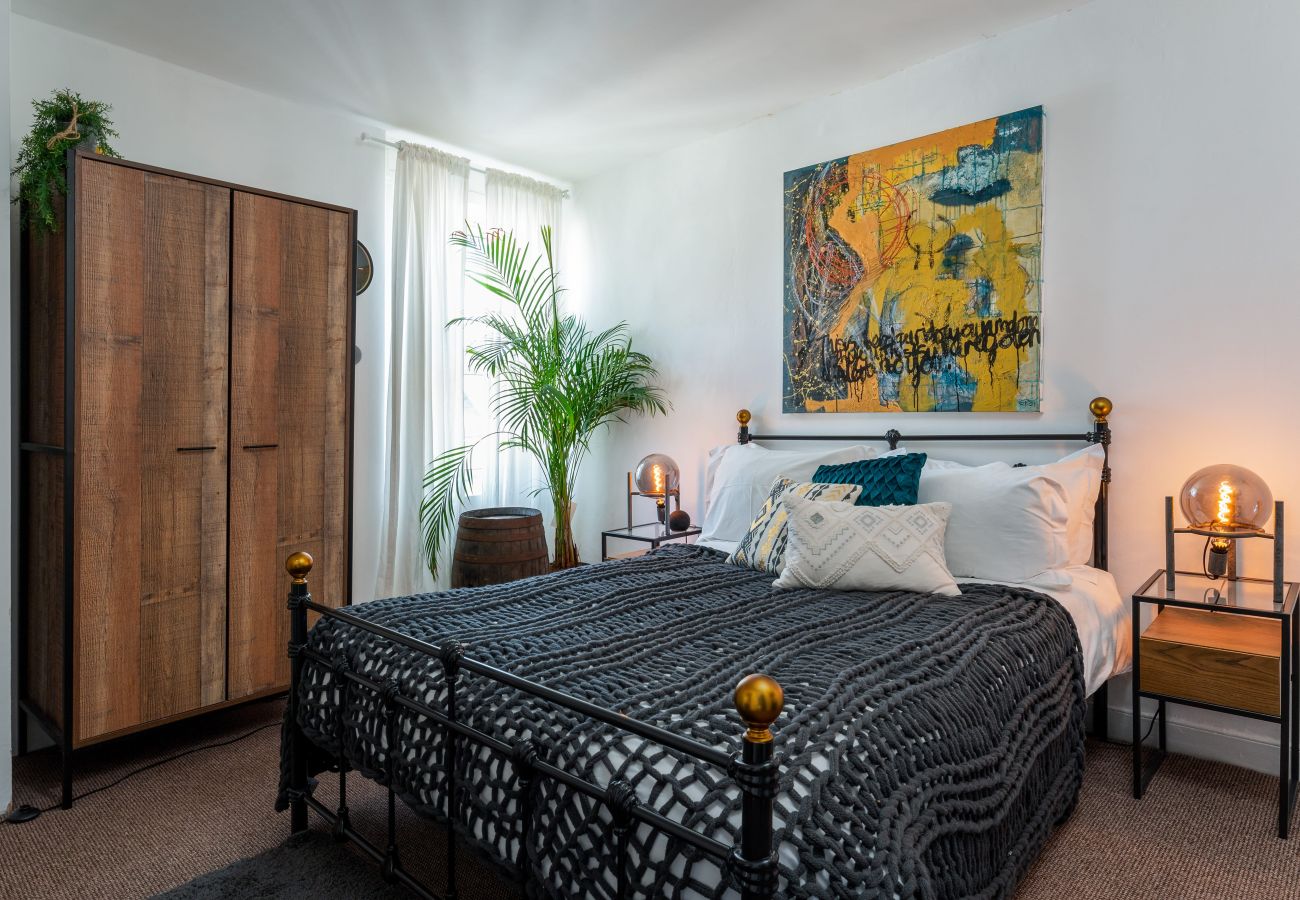 King-size bedroom in The Crab Shack apartment, Teignmouth