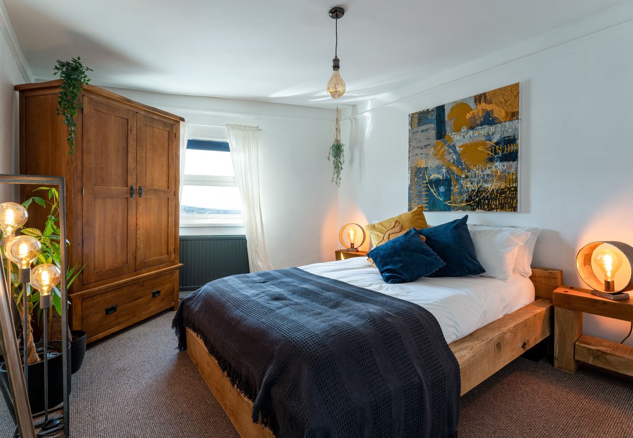 King-size bedroom in The Crab Shack apartment, Teignmouth