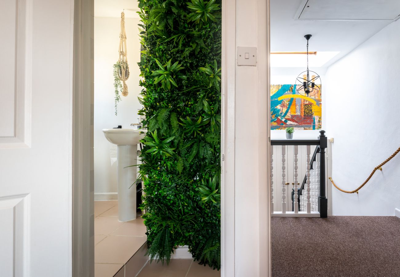 En-suite in Crab Shack apartment with modern fixtures and beach-themed design