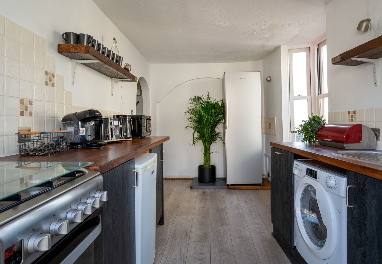 Fully equipped kitchen in The Crab Shack apartment, Teignmouth