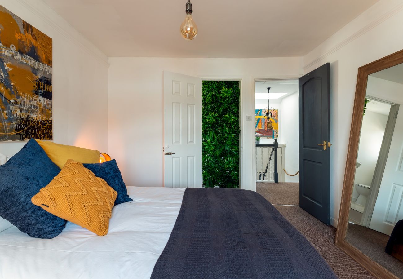 King-size bedroom in The Crab Shack apartment, Teignmouth