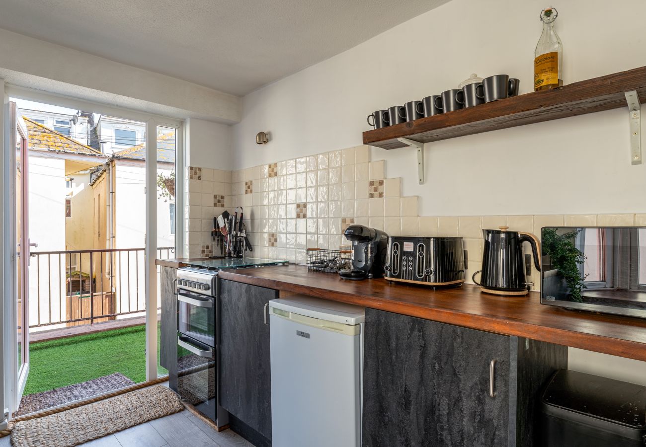 Fully equipped kitchen in The Crab Shack apartment, Teignmouth