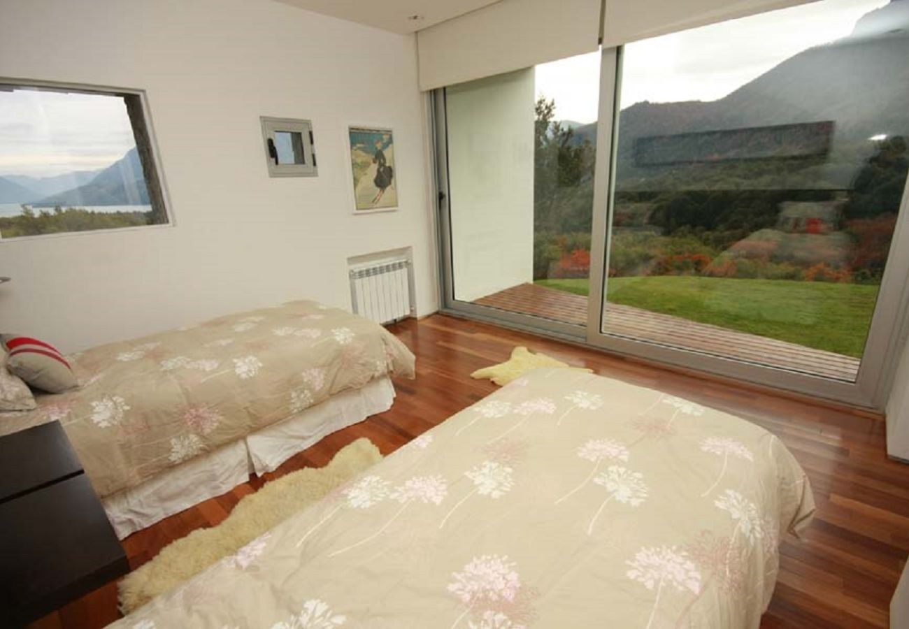House in San Carlos de Bariloche - ARE07  MODERNA CASA UBICADA EN ARELAUQUEN CON VISTA AL LAGO Y A LA MONTAÑA