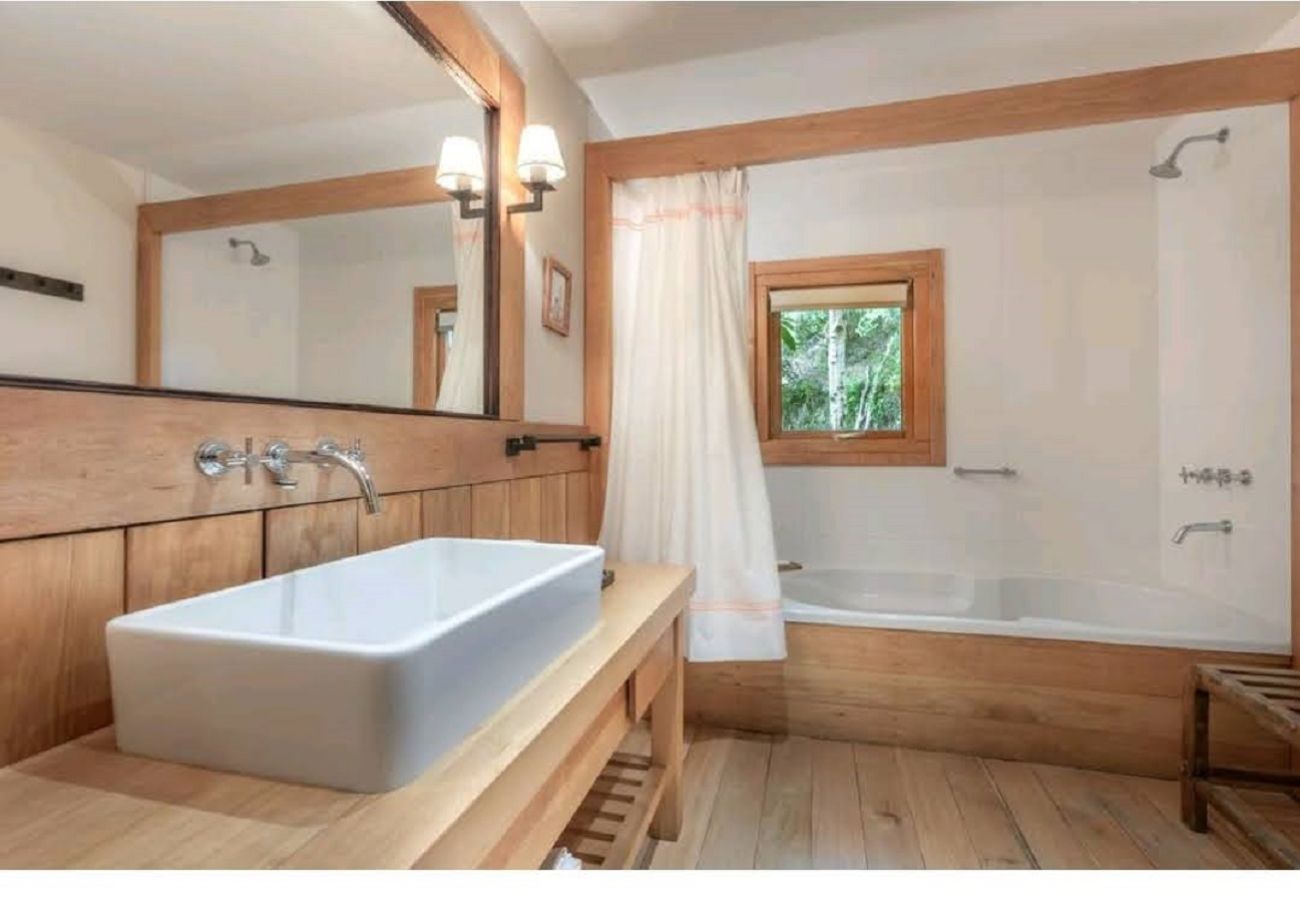 House in San Carlos de Bariloche - MORE06C Espectacular casa a orillas del lago Moreno con muelle y jacuzzi exterior