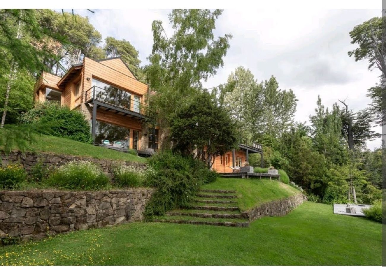 House in San Carlos de Bariloche - MORE06C Espectacular casa a orillas del lago Moreno con muelle y jacuzzi exterior