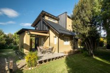Cabin in San Carlos de Bariloche - Cálido complejo de 3 departamentos ubicado a 20 mts de la playa del Lago Moreno.