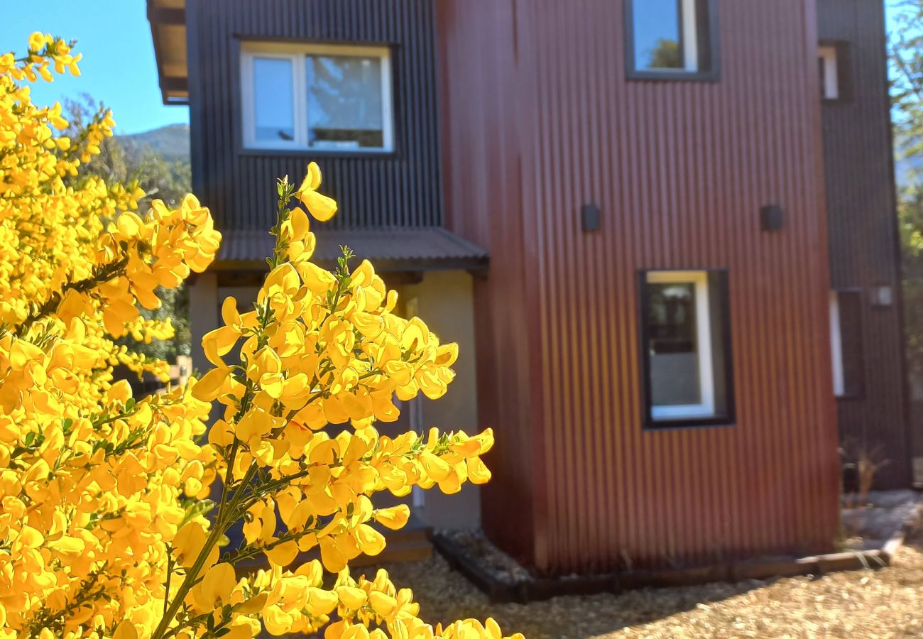 Cabin in San Carlos de Bariloche - Cálido complejo de 3 dúplex ubicados a 20 mts de la playa del Lago Moreno.