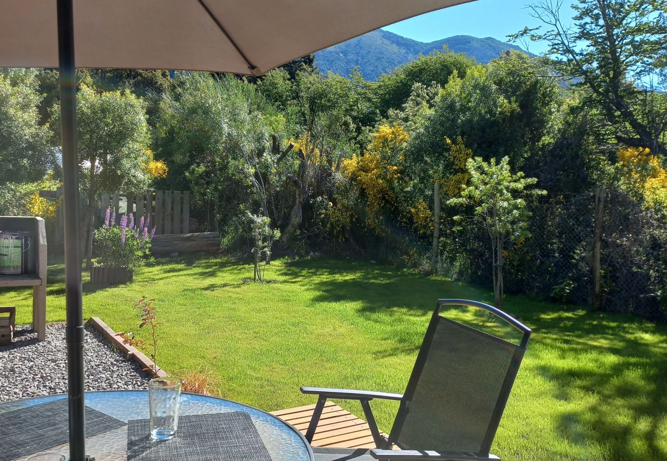 Cabin in San Carlos de Bariloche - Cálido complejo de 3 dúplex ubicados a 20 mts de la playa del Lago Moreno.