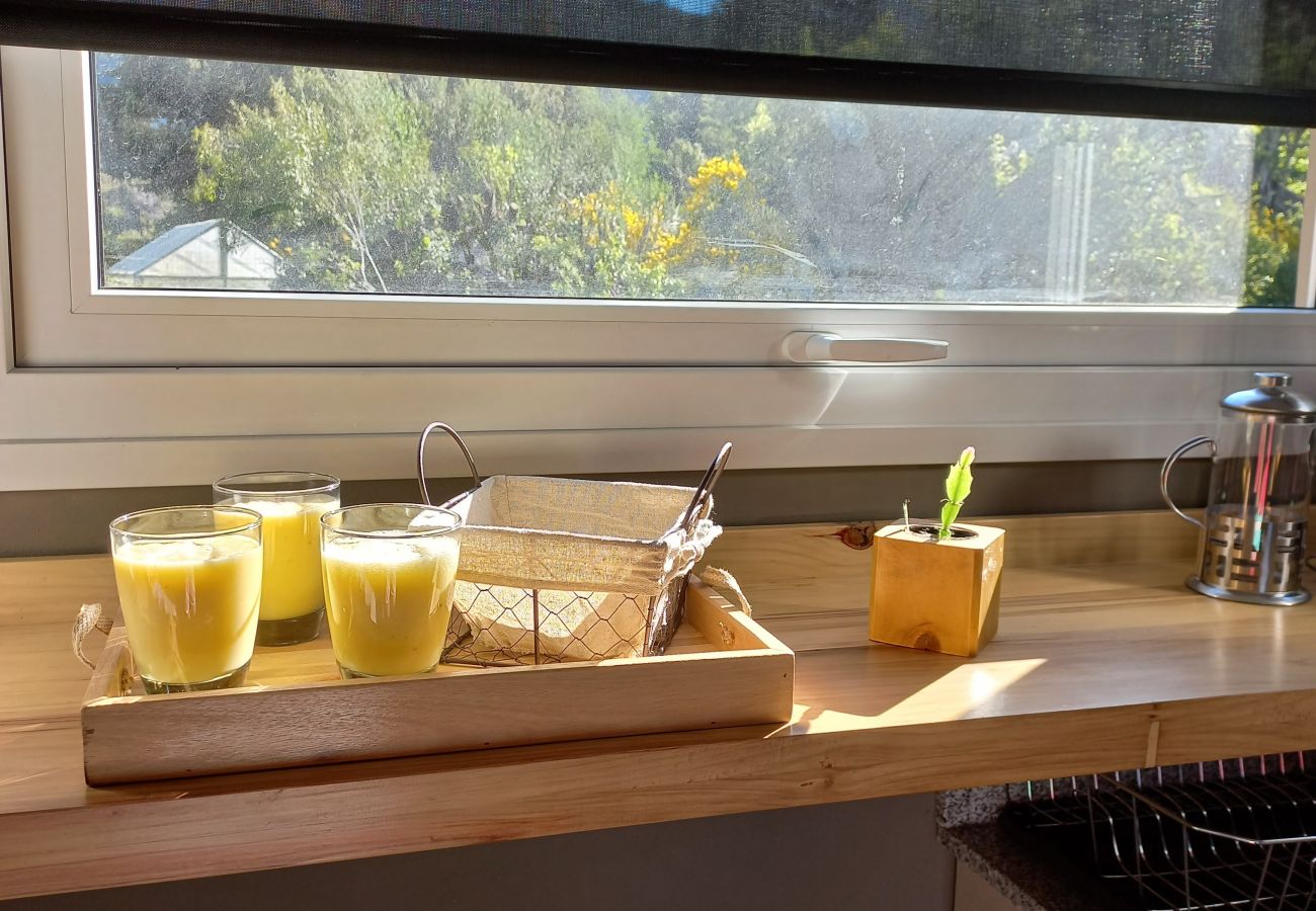 Cabin in San Carlos de Bariloche - Cálido complejo de 3 dúplex ubicados a 20 mts de la playa del Lago Moreno.