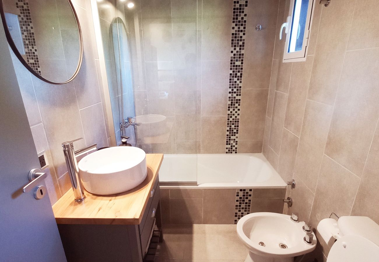 Cabin in San Carlos de Bariloche - Cálido complejo de 3 dúplex ubicados a 20 mts de la playa del Lago Moreno.