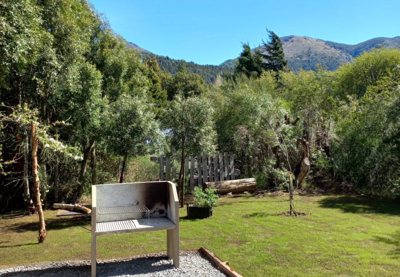 Cabin in San Carlos de Bariloche - Cálido complejo de 3 dúplex ubicados a 20 mts de la playa del Lago Moreno.