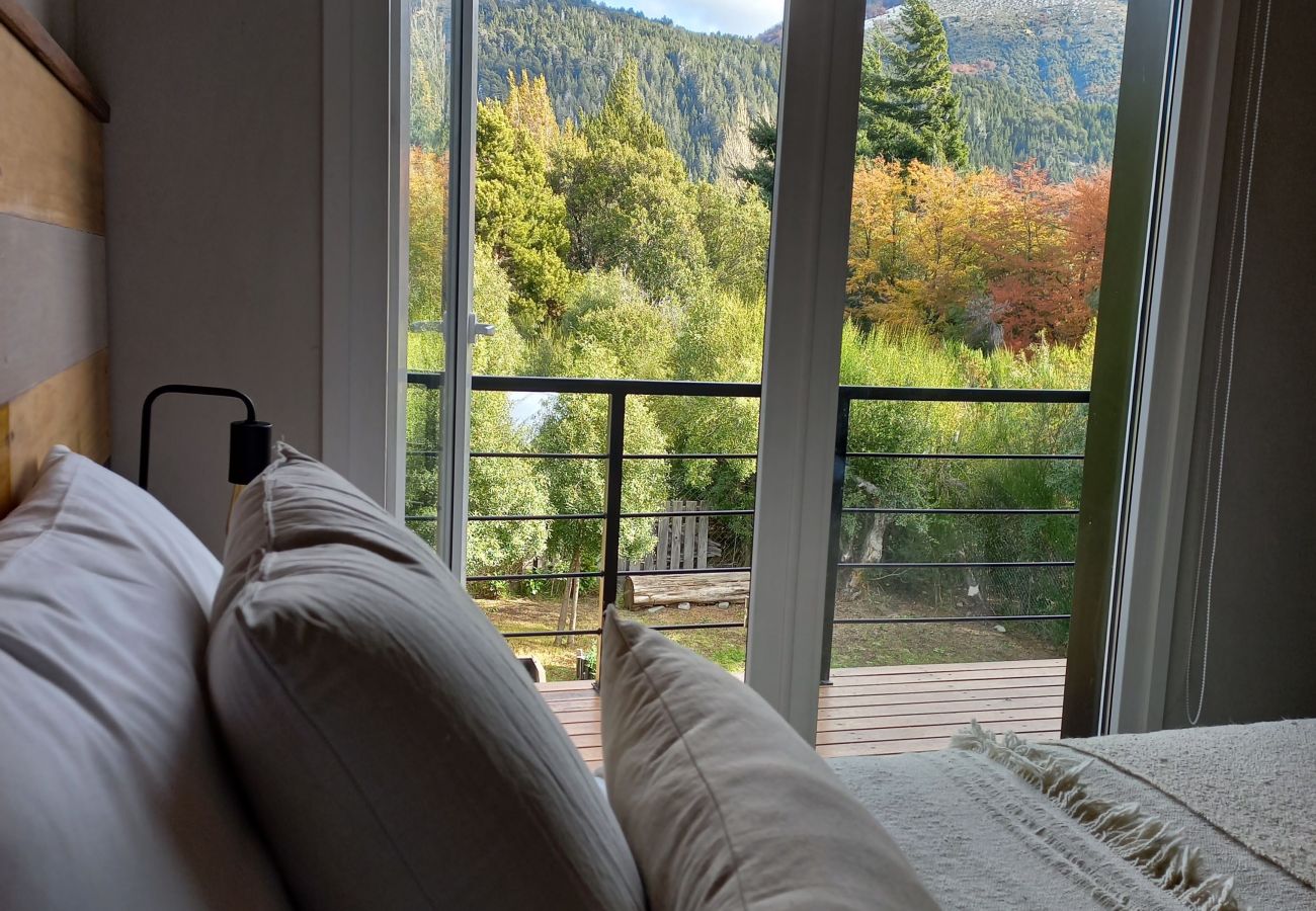 Cabin in San Carlos de Bariloche - Cálido complejo de 3 dúplex ubicados a 20 mts de la playa del Lago Moreno.