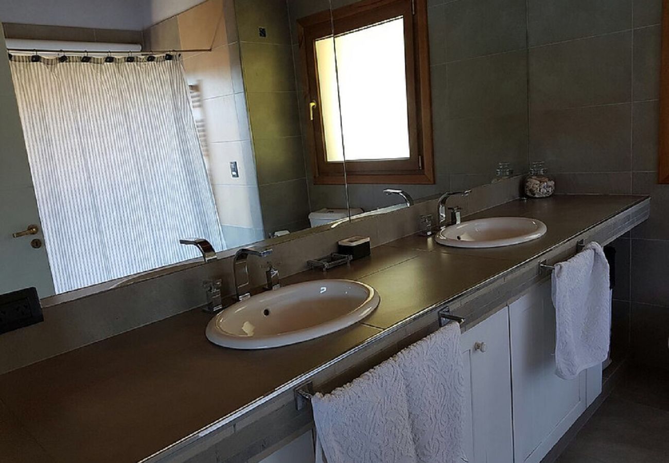 House in San Carlos de Bariloche - HUAPI07C Exclusive house with sandy beach on Lake Nahuel Huapi