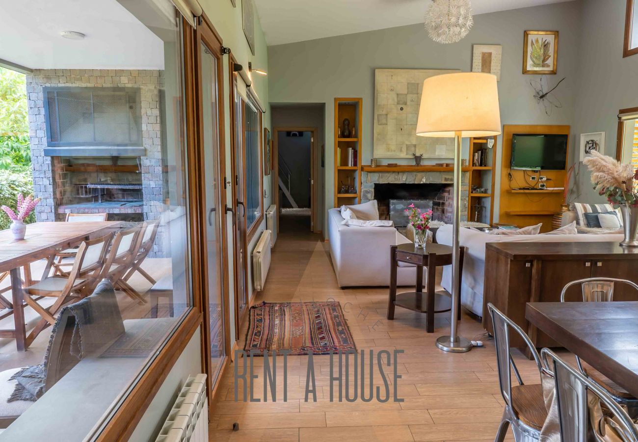 House in San Carlos de Bariloche - ARE12- COMODA Y CALIDA CASA EN ARELAUQUEN CON GALERÍAS Y HERMOSO JARDÍN CON VISTA A LAS MONTAÑAS