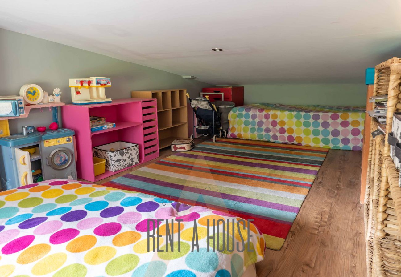 House in San Carlos de Bariloche - ARE12- COMODA Y CALIDA CASA EN ARELAUQUEN CON GALERÍAS Y HERMOSO JARDÍN CON VISTA A LAS MONTAÑAS